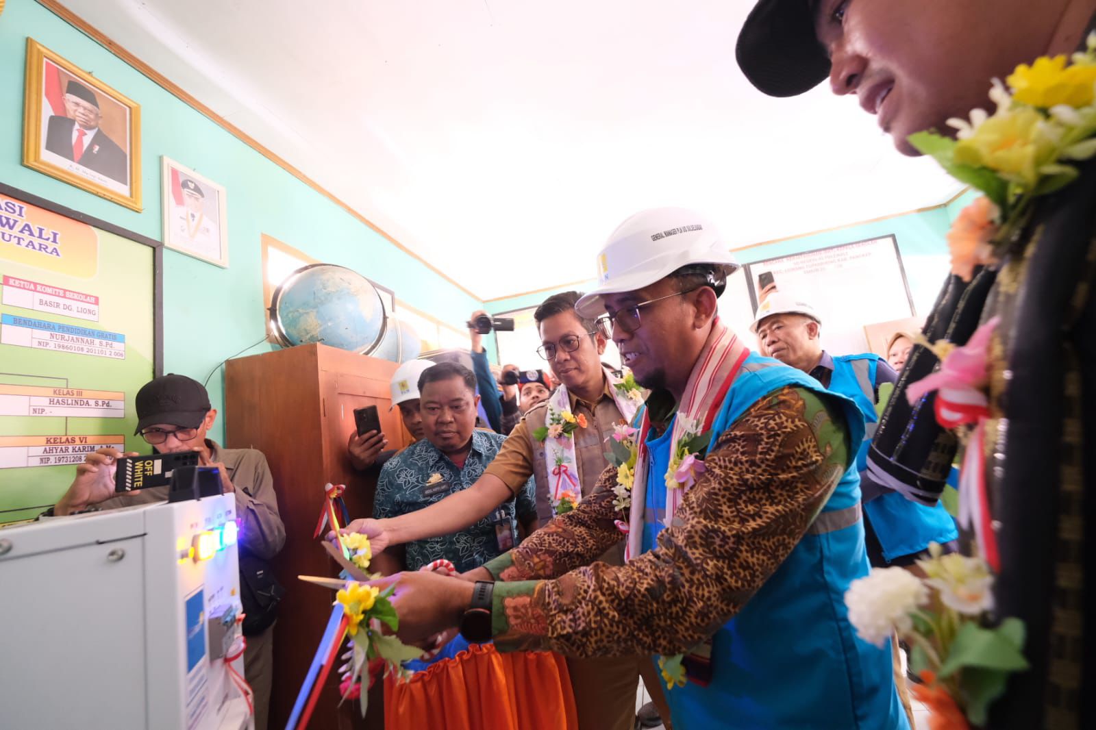 PLN Beri Akses Listrik Hijau Warga Tiga Pulau di Pangkep