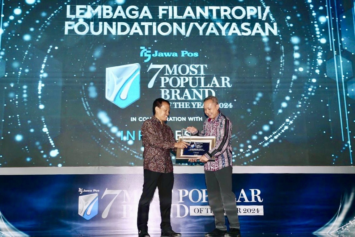 Yayasan Hadji Kalla Raih Penghargaan Brand Terpopuler Kategori Lembaga Filantropi 2024