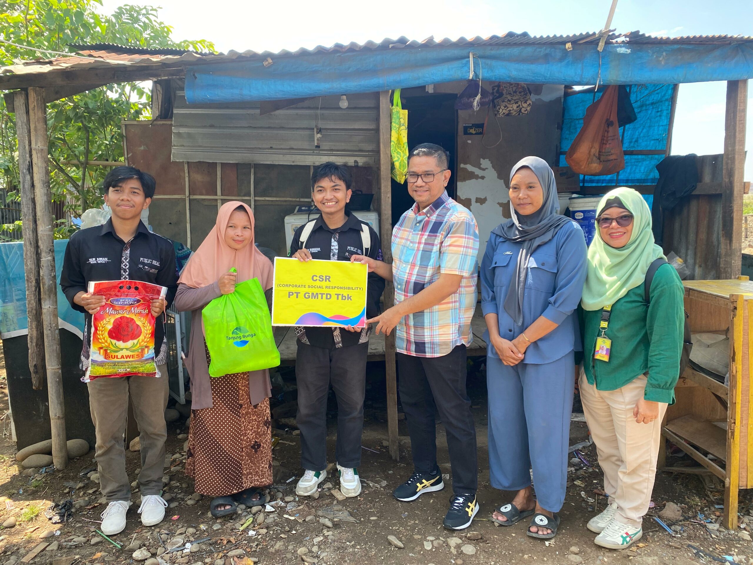 PT GMTD Tbk Berbagi Sembako di Kampung Pemulung Makassar