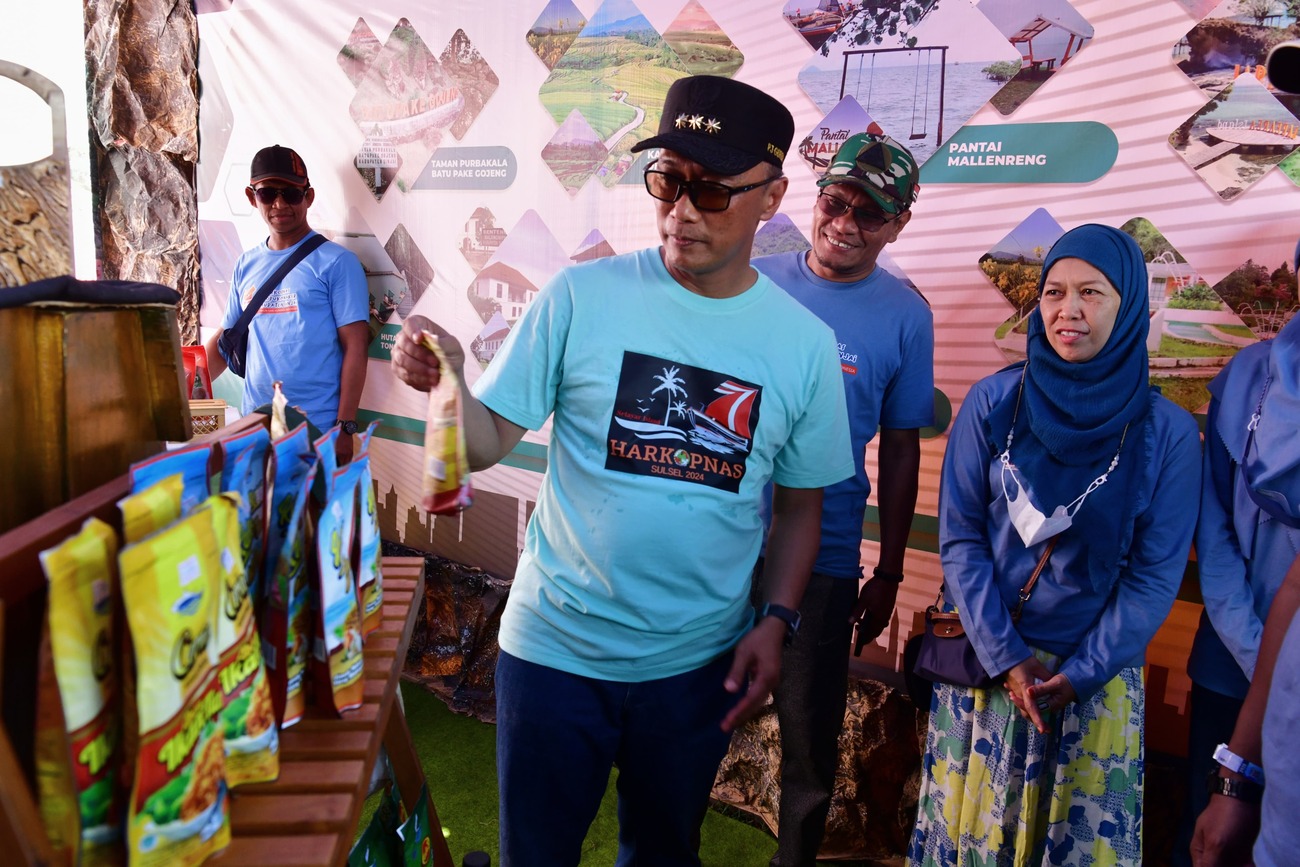 Usai Lepas Peserta Harkopnas Run 2024 PJ Gubernur Sulsel Saat Meninjau Produk UMKM Selayar