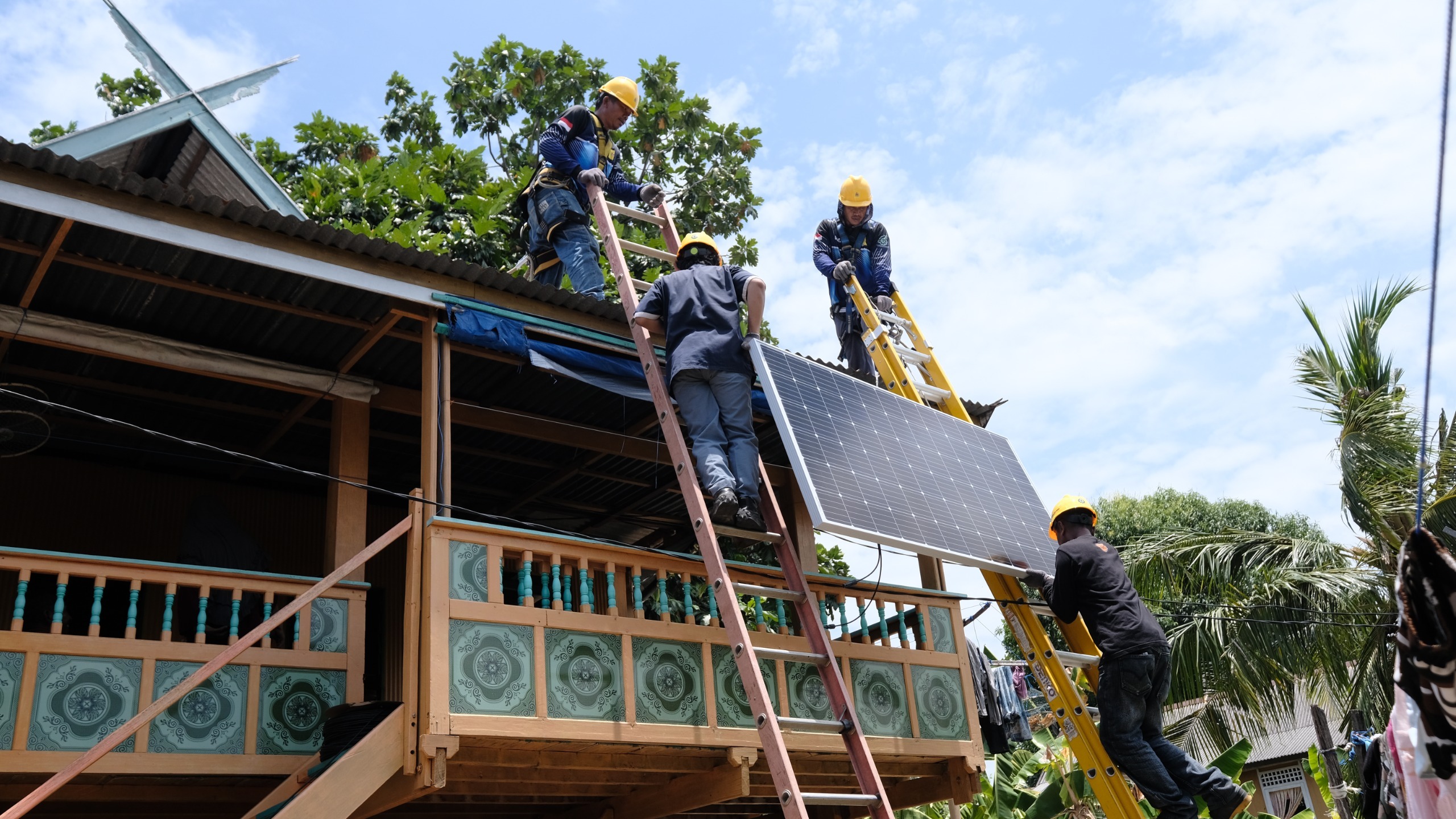 PLN Saat Pemasangan Listrik Tenaga Surya di Salah Satu Rumah di Pangkep
