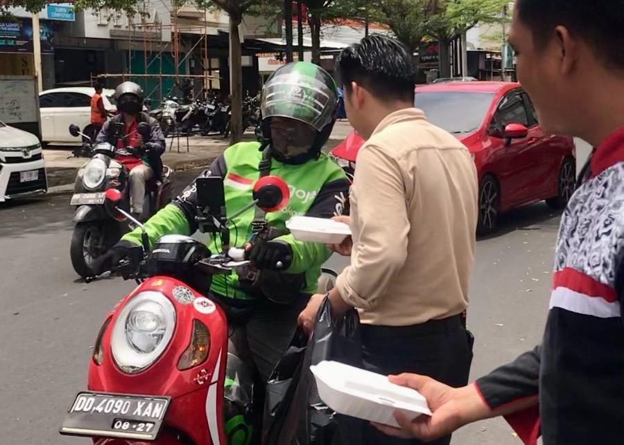 Royal Bay Makassar Hadirkan Jumat Berkah, Bantu UMKM hingga Warga Sekitar