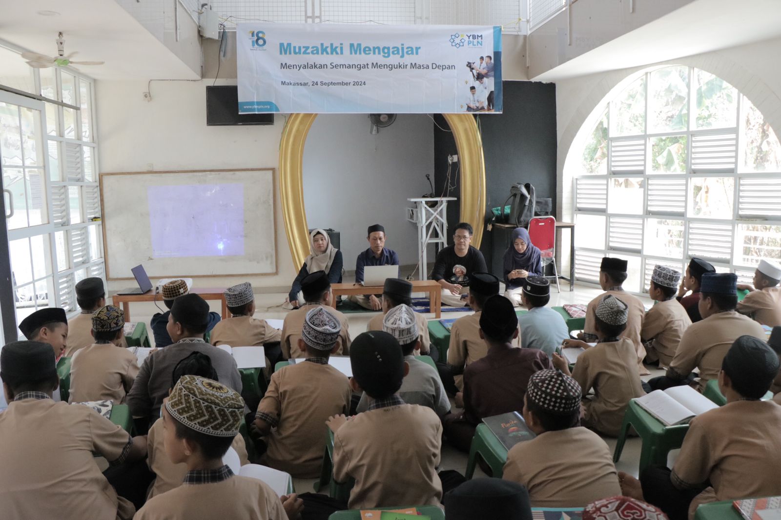 YBM PLN Dukung Santri Pondok Pesantren DDI ABRAD Terus Belajar dan Berprestasi