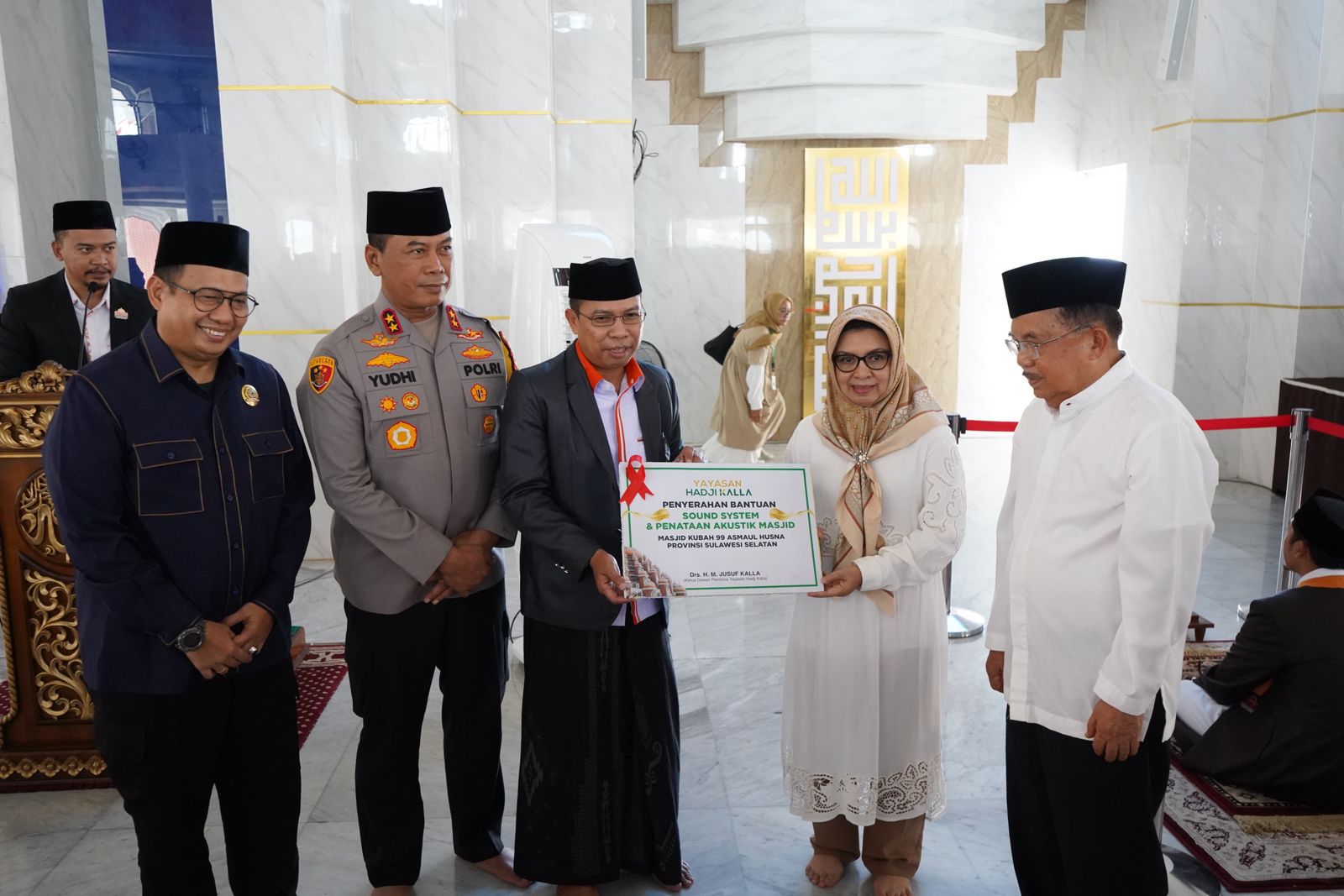 Yayasan Hadji Kalla Donasikan Perangkat Sound System ke Masjid Kubah 99 Makassar