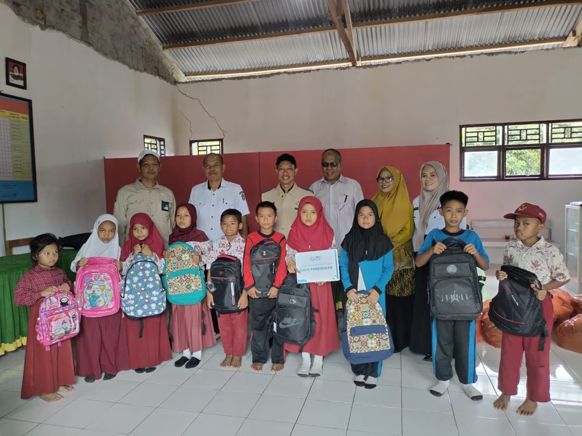 Zakat Pegawai PLN Bangkitkan Semangat Juang Pahlawan Pelajar SDN 163 Lalebata