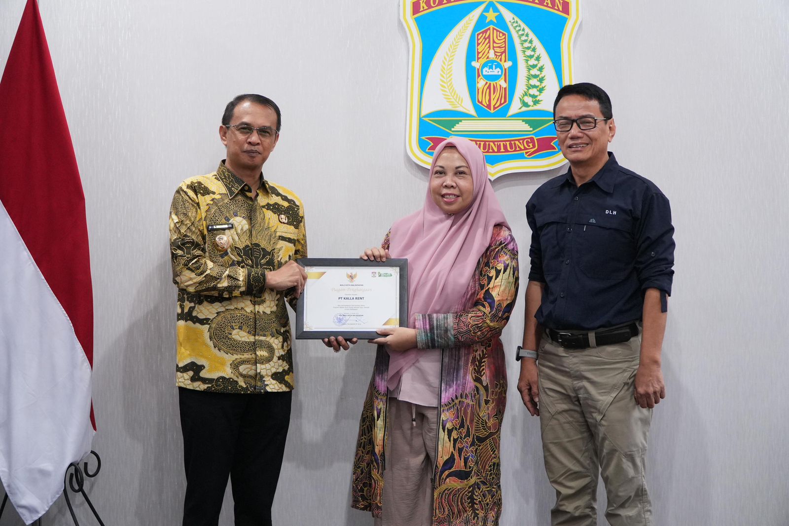 Kalla Translog Terima Penghargaan Pemkot Balikpapan dalam Revitalisasi Taman Melawai II RTH Tematik