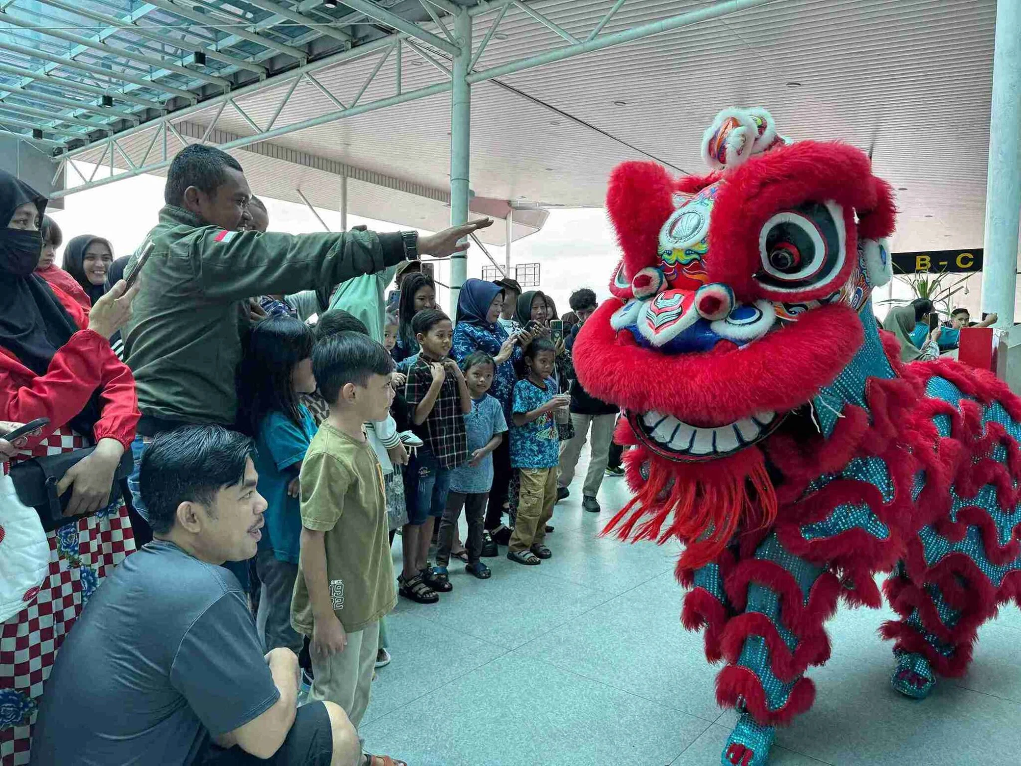 Sambut Imlek, Pertunjukan Barongsai Meriahkan Bandara Sultan Hasanuddin