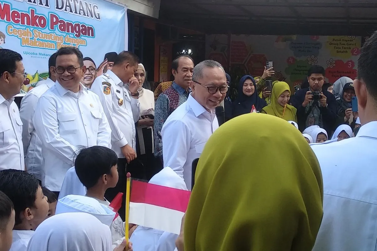 Menko Pangan Zulkifli Hasan Saat Meninjau Kegiatan Uji Coba Makan Bergizi Gratis di PAUD Asoka Makassar