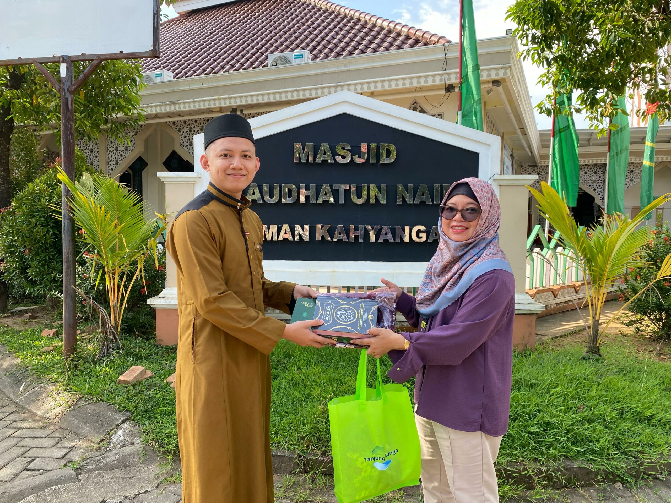GMTD Wakafkan Perlengkapan Ibadah untuk 5 Masjid di Tanjung Bunga