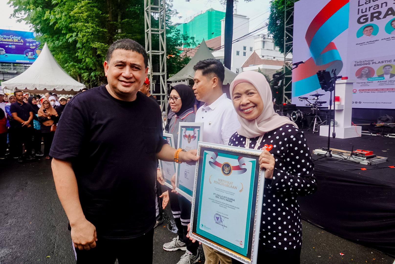 Mal Ratu Indah Terima Penghargaan Ketaatan Pengelolaan Lingkungan Hidup dari Pemkot Makassar