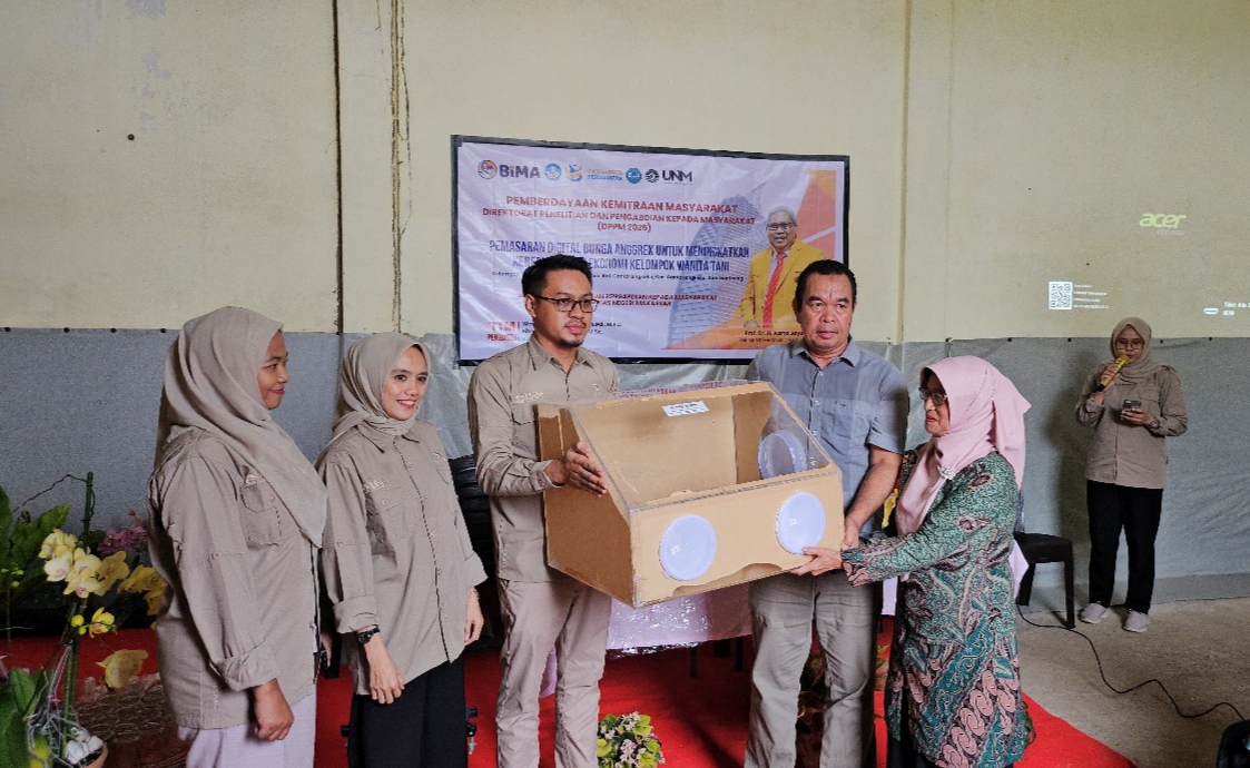 Pengabdian Masyarakat UNM Dorong Pemasaran Digital Anggrek untuk Kelompok Wanita Tani di BantaengPengabdian Masyarakat UNM Dorong Pemasaran Digital Anggrek untuk Kelompok Wanita Tani di Bantaeng