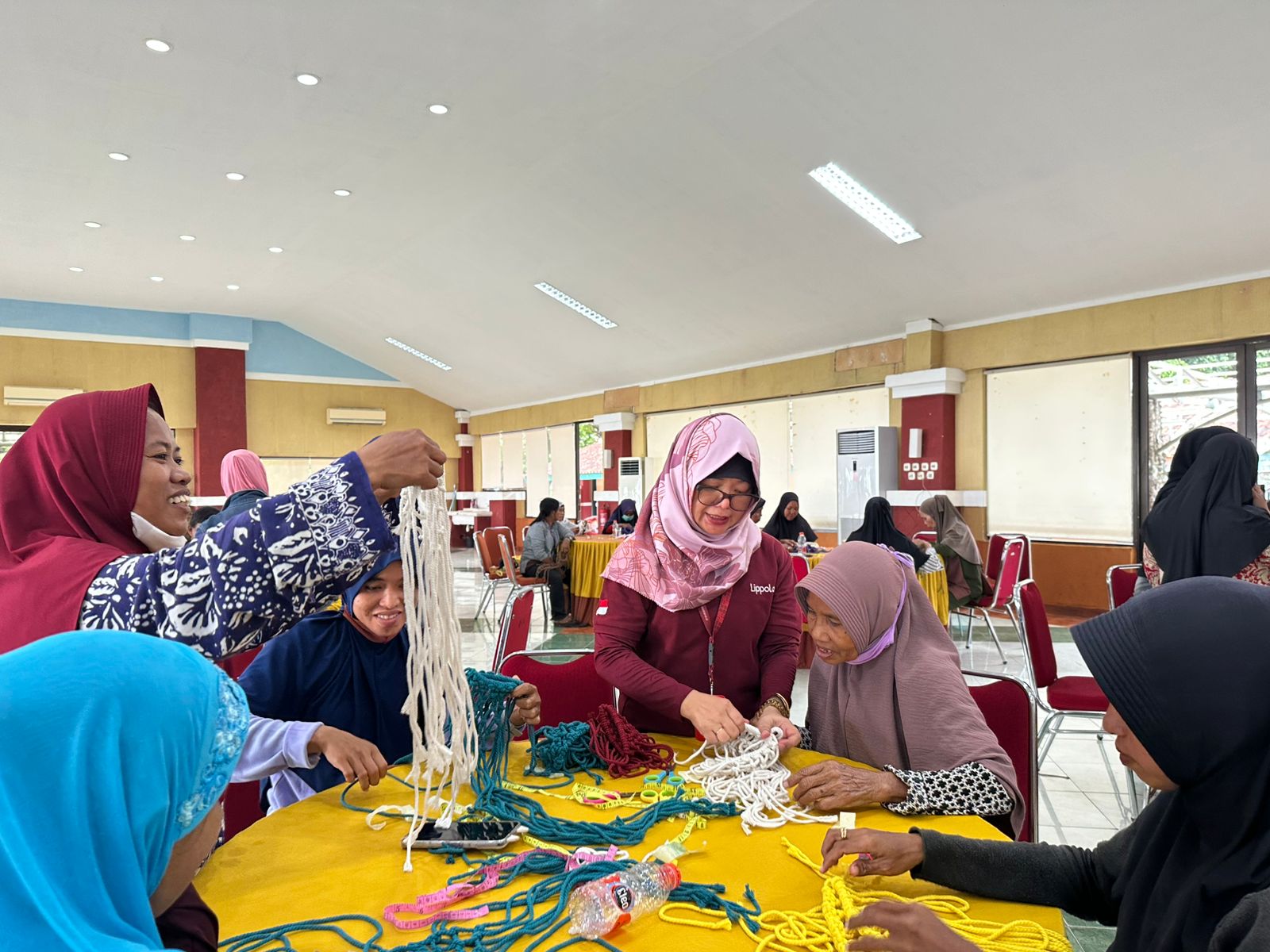 GMTD Berdayakan Petugas Kebersihan Tanjung Bunga Lewat Pelatihan MacrameGMTD Berdayakan Petugas Kebersihan Tanjung Bunga Lewat Pelatihan Macrame