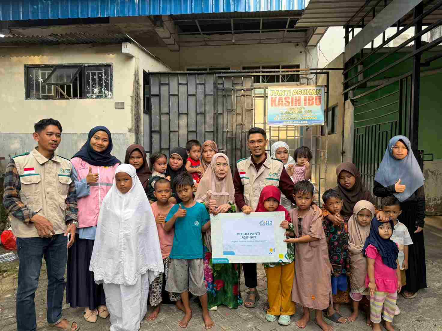 YBM PLN UID Sulselrabar Salurkan Bantuan untuk 303 Anak Panti dan Dhuafa