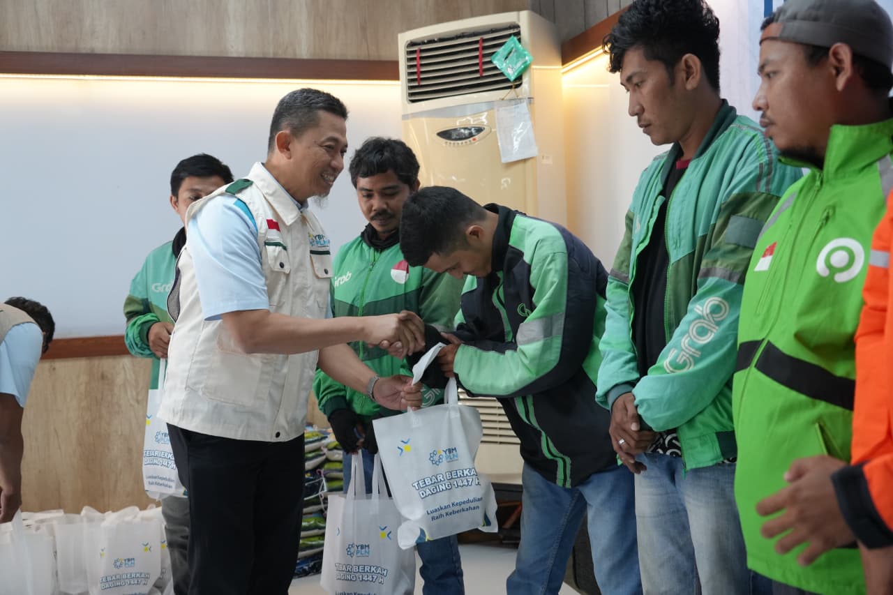 YBM PLN UID Sulselrabar Tebar 28 Sapi dan 6 Kambing untuk Warga hingga Driver Ojol