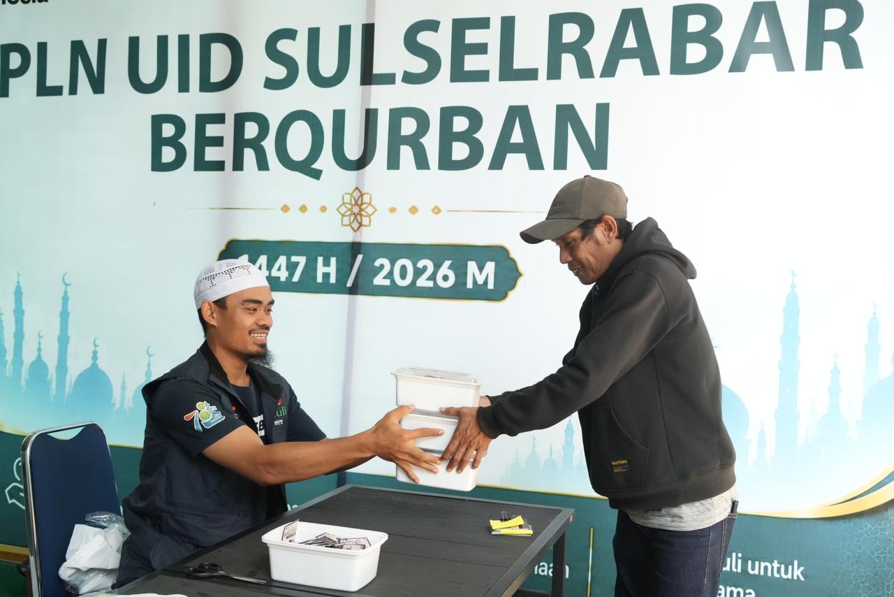 PLN UID Sulselrabar Sembelih 92 Hewan Kurban, Ribuan Kilogram Daging Dibagikan untuk Masyarakat